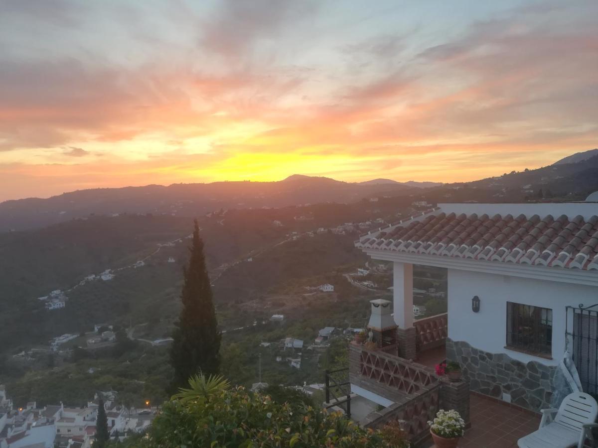 Villa Casa Ana, Fantásticas vistas al pueblo, el mar y la montaña Frigiliana Esterno foto